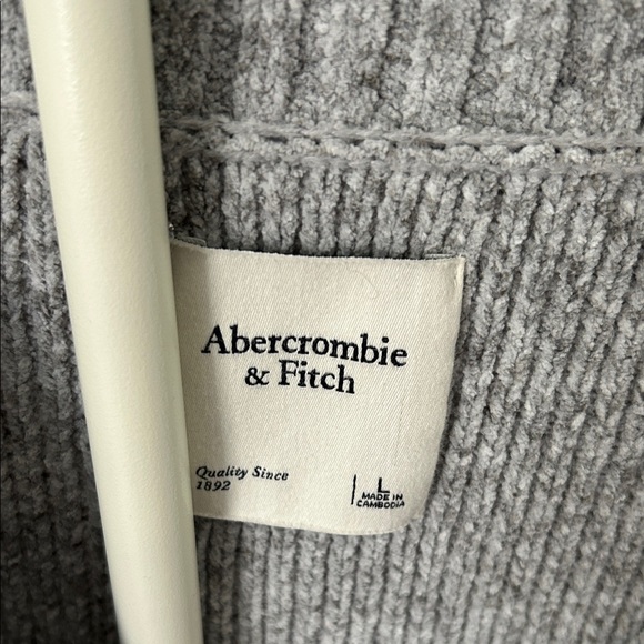 Like New Abercrombie & Fitch Gray Ribbed V-Neck Button Cardigan - Picture 5 of 6